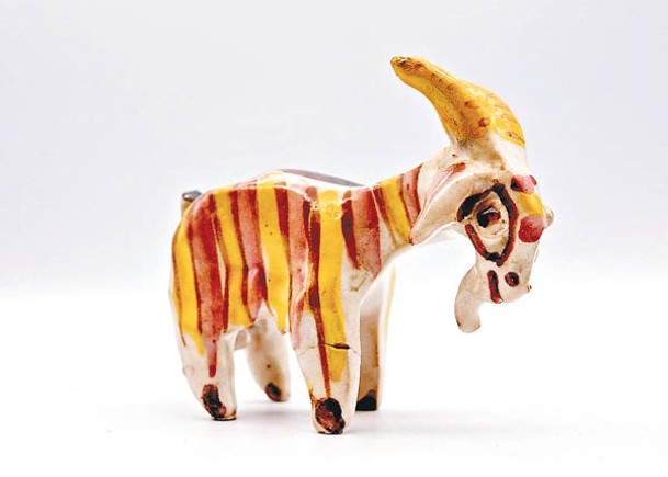 該作品是查理斯創作的唯一現存陶器，是一隻彩色山羊。