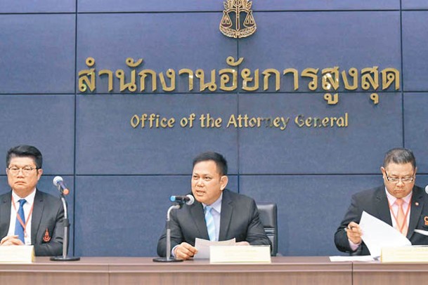泰國檢方決定落案起訴他信冒犯君主罪。