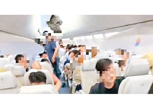 女子強行要求落機，乘客行程受阻。