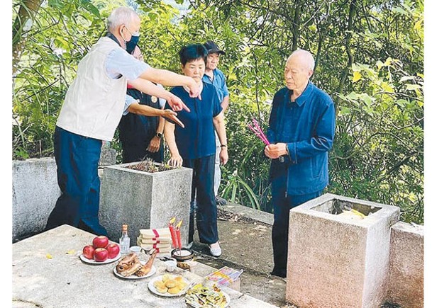 劉姓退休教師（右）終可到父親墓地拜祭。