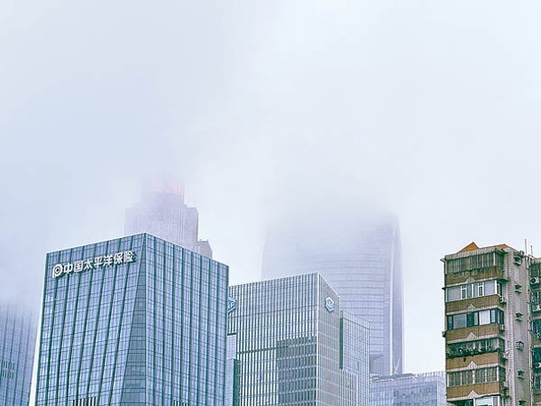 暴雨中的廣州能見度降低。