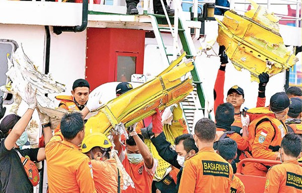 搜救員尋獲獅子航空客機物件。 （Getty Images圖片)