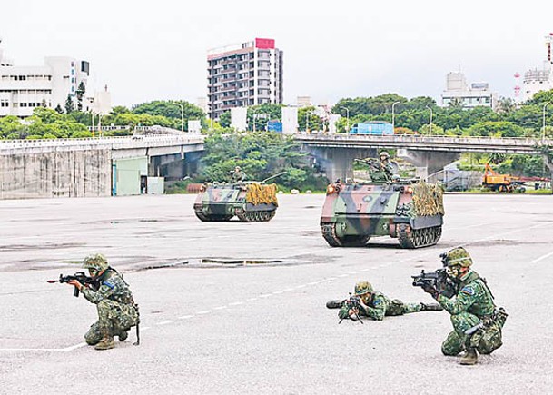 有連長被指當眾打排長。圖為台兵受訓。