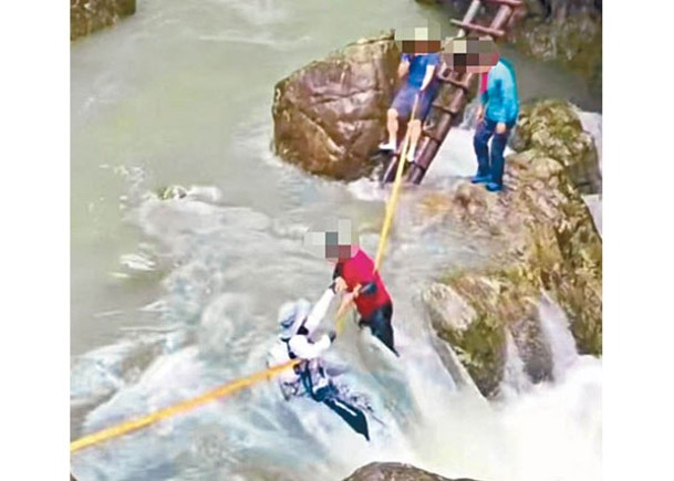兩名遊客橫渡溪流時被沖走。