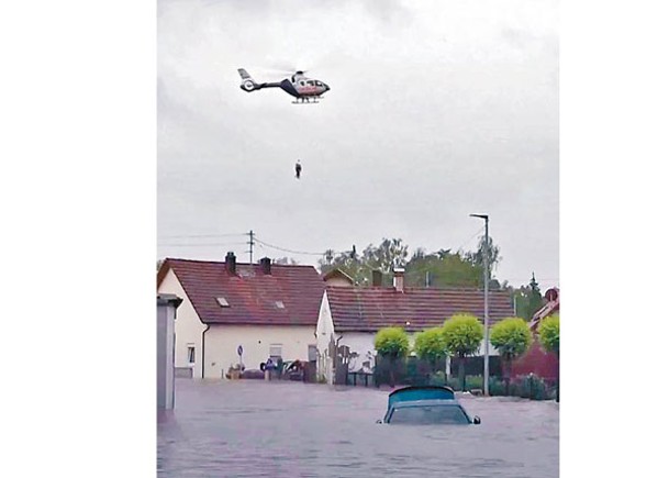 德國南部水災，直升機吊起受困災民。