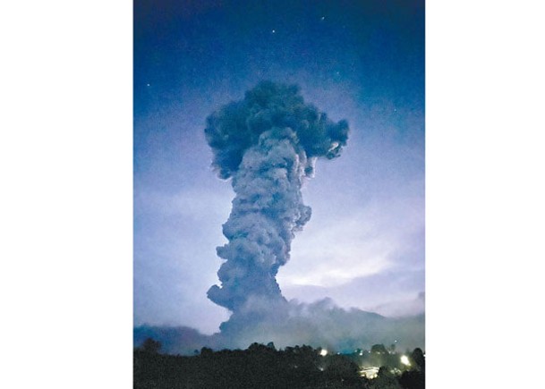 坎拉翁火山噴發，湧出大量火山灰。