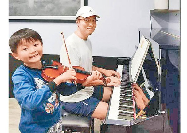 望他朝親子合奏  中年父初學鋼琴