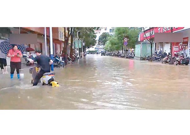 城區多處水浸，道路被淹沒。