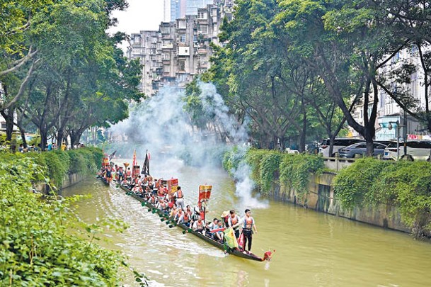 廣州市越秀區楊箕村舉行龍舟採青「推水」迎端午活動。 （中新社圖片）