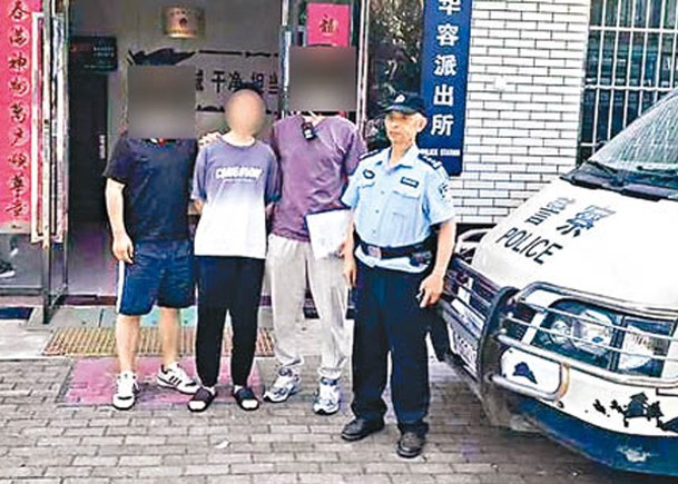上海警方抓獲其中一名犯罪嫌疑人（左二）。