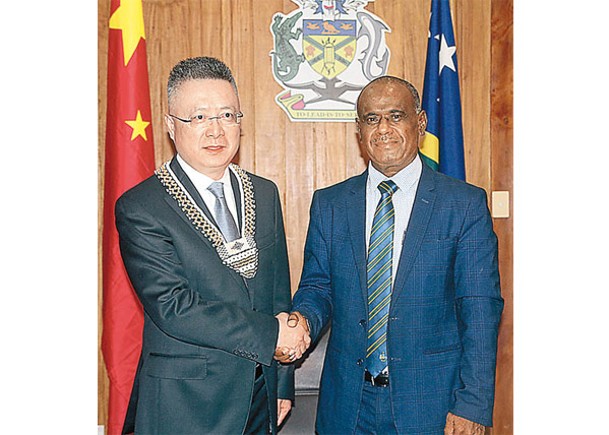 錢波（左）訪問所羅門群島會見新任總理馬內萊（右）。