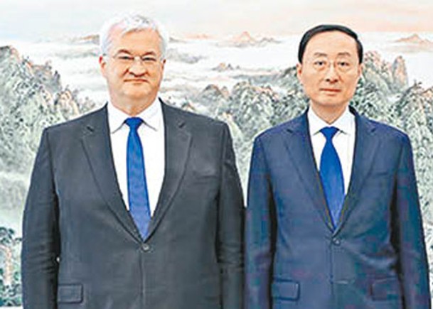 中國外交部副部長孫衞東（右）日前與瑟比加（左）在北京見面。