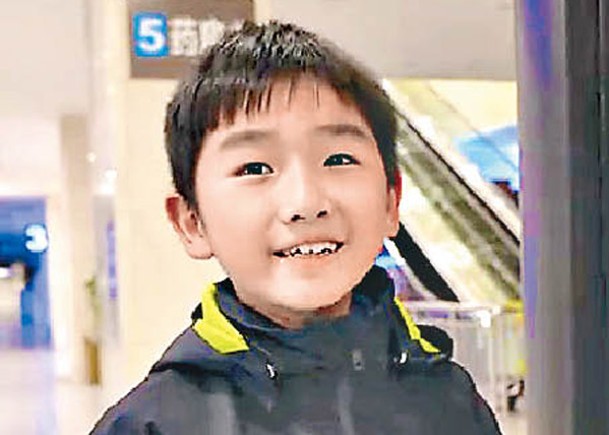 10歲兒慧眼識化石  揭嵌上海醫院牆
