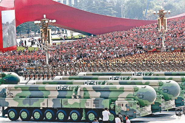 東風41核導彈方隊參加國慶閱兵展示軍力。（中新社圖片）
