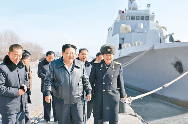 金正恩（中）注重北韓軍事發展。