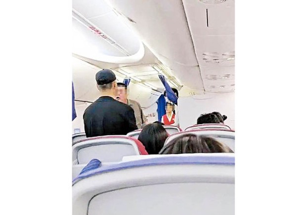 有乘客（左二）不滿安排，與在場人士發生爭執。
