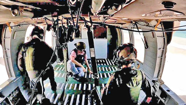 阿加曼尼（中）獲救後登上以軍直升機。