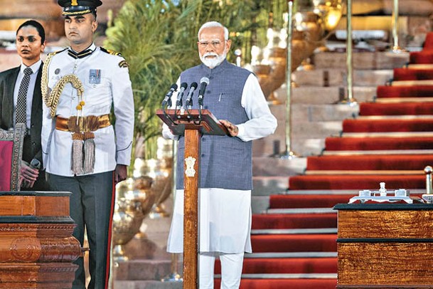 莫迪（右）第3度當選印度總理。