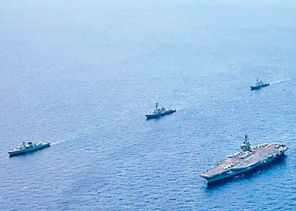 羅斯福號（右下）與盟國艦艇編隊航行。