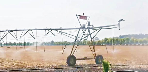 河南周口市地方組織機械開展抗旱保苗工作。