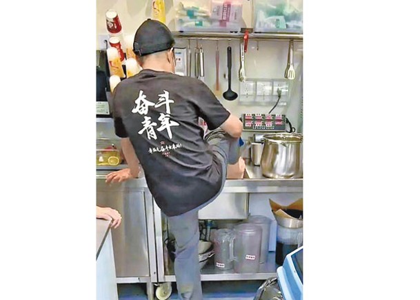 北京市朝陽區潘家園蜜雪冰城分店店員於洗手盆洗腳（圖）惹議。