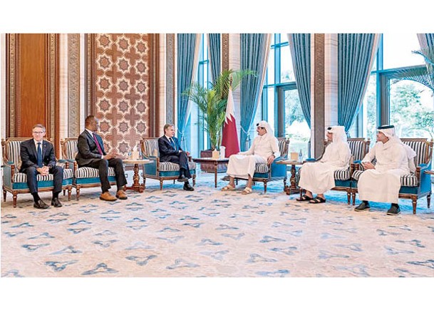 布林肯（左三）訪問卡塔爾，討論以哈停火方案。