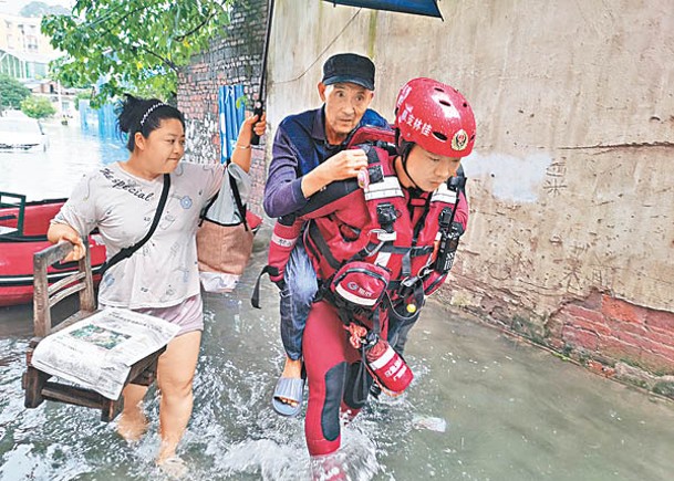 多地遭受暴雨影響，有民眾被困，消防救援隊緊急出動。