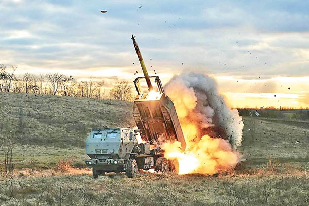 美方向烏軍提供M142高機動多管火箭系統。