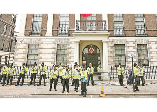 中國駐英國大使館對英國新一輪制裁牽連5華企表示不滿。（Getty Images圖片）
