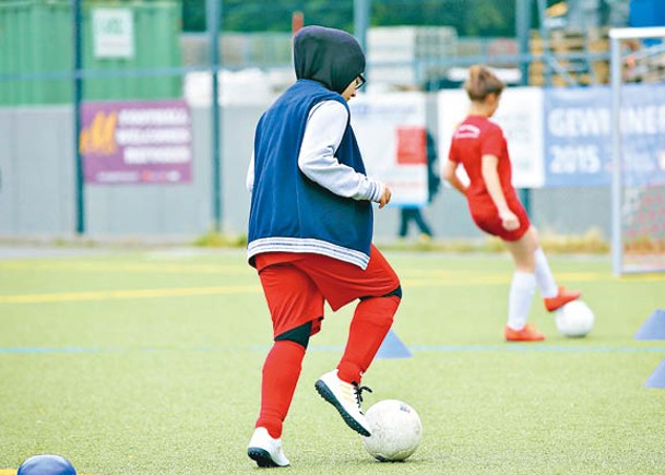 法國人權分子要求取消在體育賽事中禁止戴回教頭巾的規定。