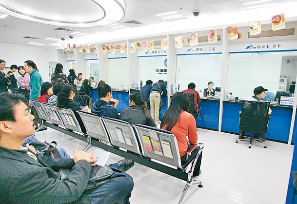 民眾到深圳建設銀行某分行營業大廳等候辦理業務。