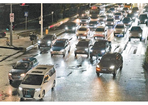 深圳僑城東路交通受風雨影響。（中新社圖片）