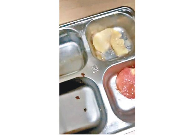 韓姓學生拍片投訴學校食堂的飯餸不衞生。