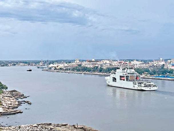 加拿大皇家海軍指瑪格麗特．布魯克號日前抵達古巴哈瓦那。
