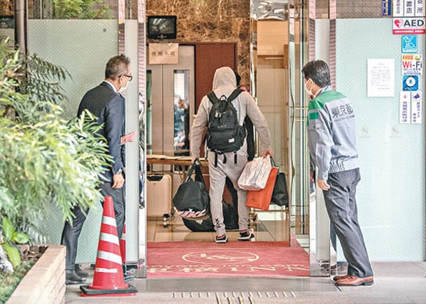 東京一名新冠患者（中）進行社區隔離。（Getty Images圖片）