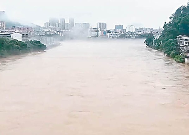 連日大雨，西江出現2024年第1號洪水。