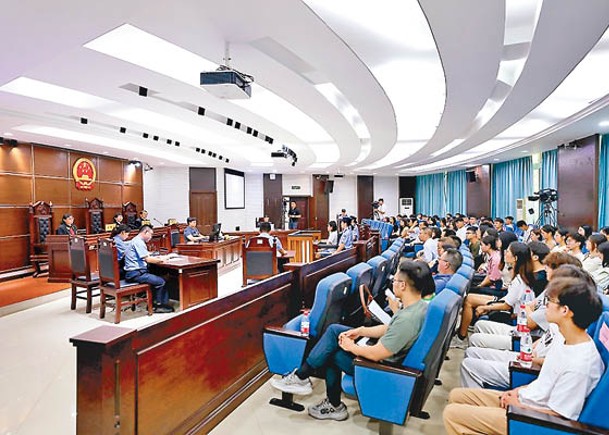 圖為重慶市第五中級人民法院庭審現場。