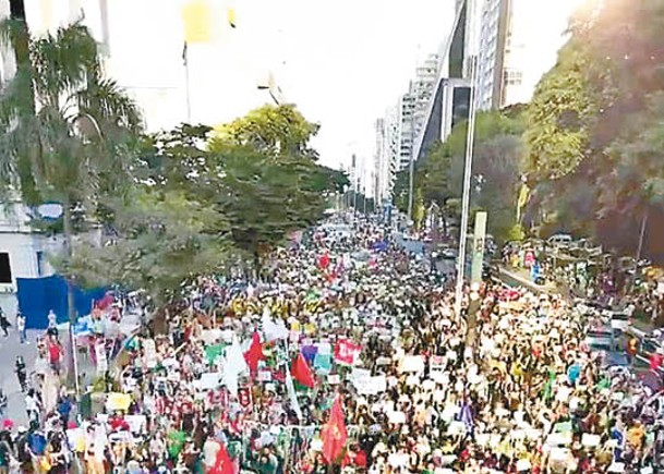 示威者在聖保羅街頭遊行反對墮胎新法案。