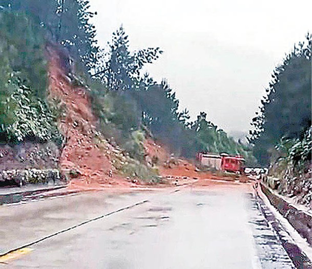 暴雨引發多處山泥傾瀉。