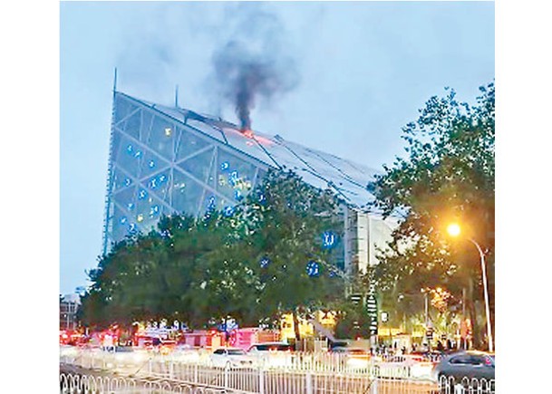 北京知名商場僑福芳草地周一晚上發生火警，事故中無人被困或傷亡。