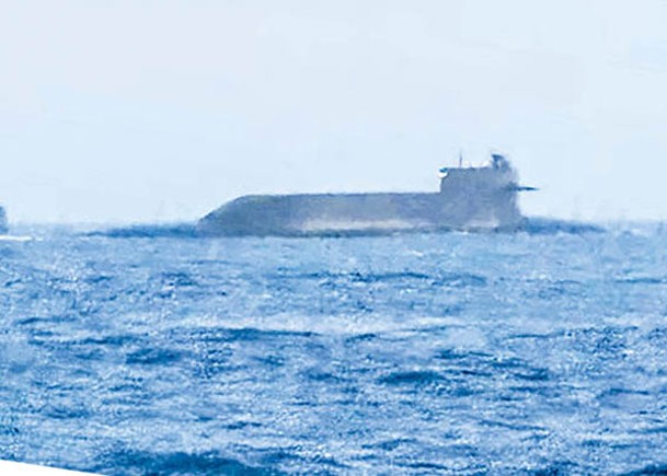 一艘疑為大陸最新型的核潛艇在海峽中線附近浮出水面。