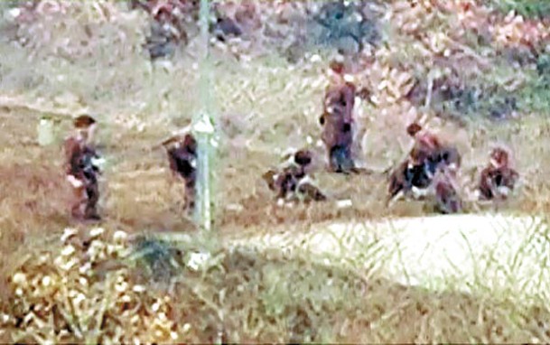 南韓軍方發放圖片，顯示有北韓士兵在前線埋地雷。