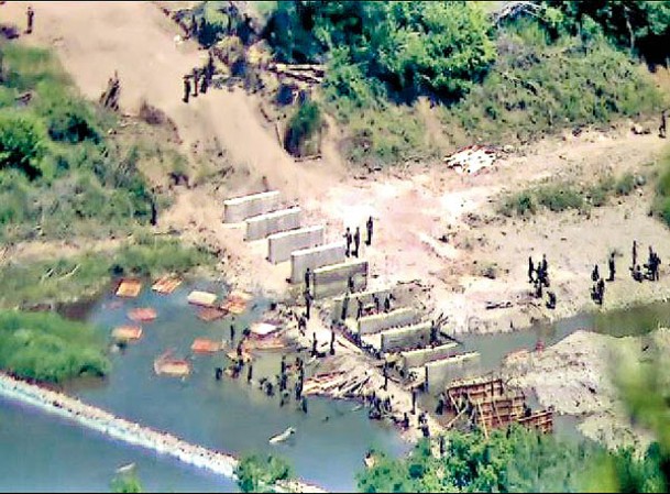 另一圖片顯示有北韓士兵在修建橋樑。