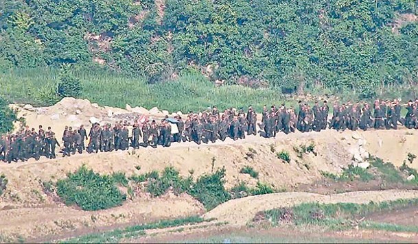 大批北韓士兵被派往前線。