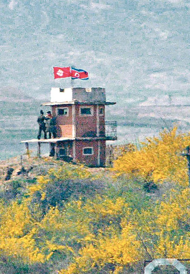 北韓在分界線附近設置哨崗，監視南韓軍方。
