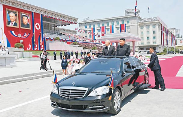 普京（前左）和金正恩（前右）乘坐專車前往金日成廣場參加歡迎儀式。