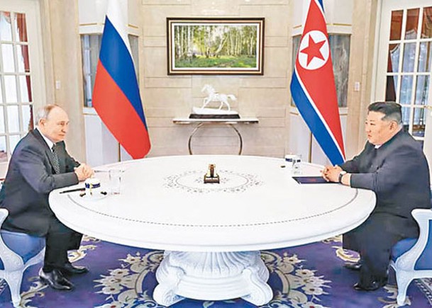 普京（左）與金正恩（右）舉行單對單會談，並簽署《全面戰略夥伴關係條約》。