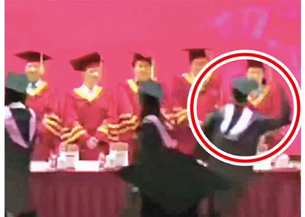 上海復旦大學畢業禮  學生台上揮拳打老師