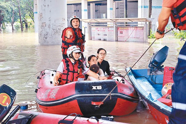 柳州水上救援隊轉移民眾。（中新社圖片）