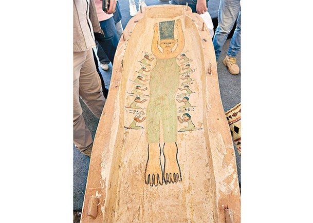 棺蓋內側刻畫一幅女性畫像。